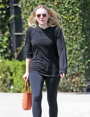 dakotafanningdaily-leavingapilatesclass-064.jpg