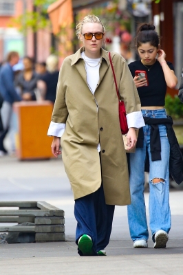 dakotafanningdaily-outandaboutinnewyork-001.jpg