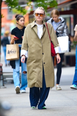 dakotafanningdaily-outandaboutinnewyork-003.jpg