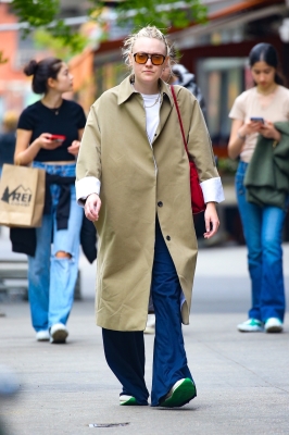 dakotafanningdaily-outandaboutinnewyork-004.jpg