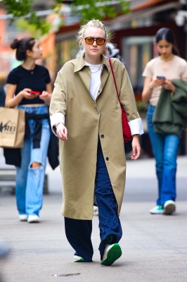 dakotafanningdaily-outandaboutinnewyork-005.jpg