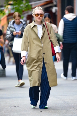 dakotafanningdaily-outandaboutinnewyork-006.jpg
