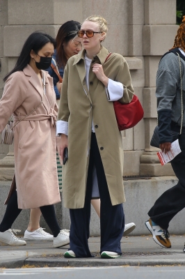 dakotafanningdaily-outandaboutinnewyork-008.jpg