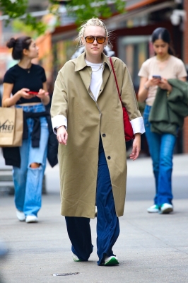 dakotafanningdaily-outandaboutinnewyork-009.jpg