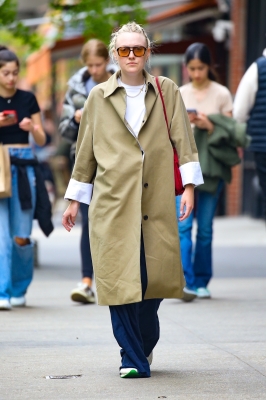 dakotafanningdaily-outandaboutinnewyork-010.jpg