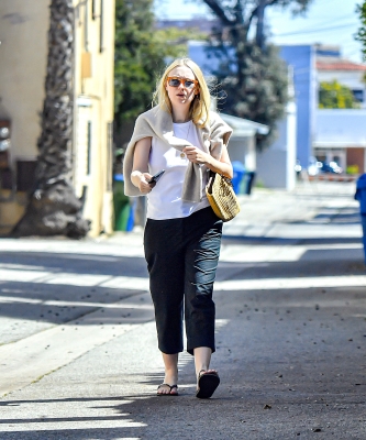 dakotafanningdaily-outandaboutinla-002.jpg