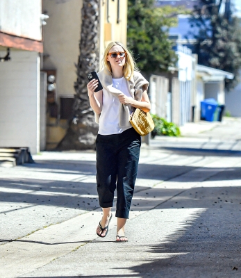 dakotafanningdaily-outandaboutinla-005.jpg