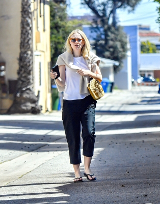 dakotafanningdaily-outandaboutinla-006.jpg