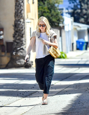dakotafanningdaily-outandaboutinla-007.jpg