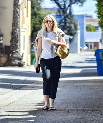 dakotafanningdaily-outandaboutinla-009.jpg