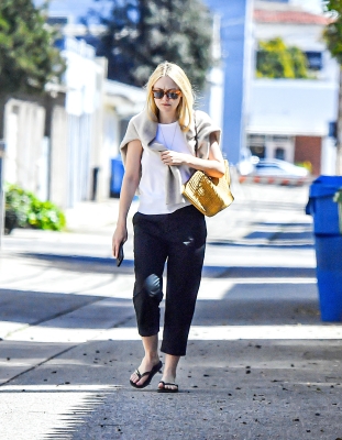 dakotafanningdaily-outandaboutinla-010.jpg