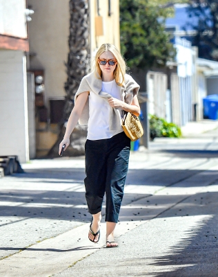dakotafanningdaily-outandaboutinla-011.jpg