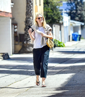 dakotafanningdaily-outandaboutinla-012.jpg