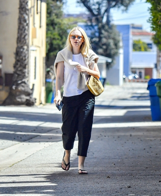 dakotafanningdaily-outandaboutinla-014.jpg