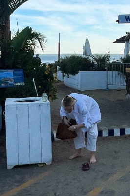 dakotafanningdaily-atthebeach-05.jpg