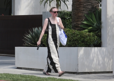 dakotafanningdaily-outandaboutinwesthollywood-001.jpg