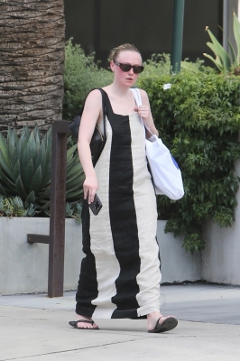 dakotafanningdaily-outandaboutinwesthollywood-005.jpg