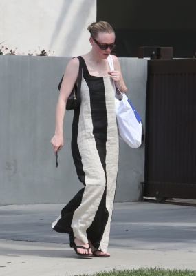dakotafanningdaily-outandaboutinwesthollywood-007.jpg