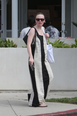 dakotafanningdaily-outandaboutinwesthollywood-013.jpg