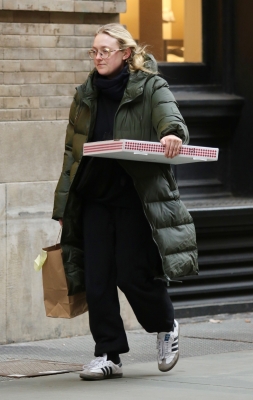 dakotafanningdaily-outandaboutinnewyorkcity-002.jpg