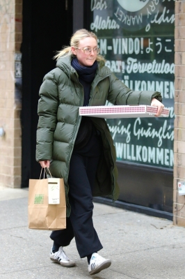 dakotafanningdaily-outandaboutinnewyorkcity-005.jpg