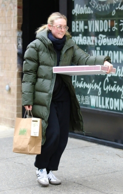 dakotafanningdaily-outandaboutinnewyorkcity-006.jpg
