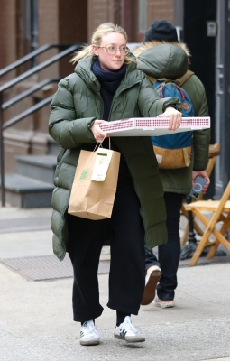 dakotafanningdaily-outandaboutinnewyorkcity-010.jpg