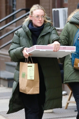 dakotafanningdaily-outandaboutinnewyorkcity-013.jpg