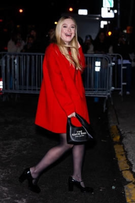 dakotafanningdaily-arrivingatmarcjacobsshow-006.jpg