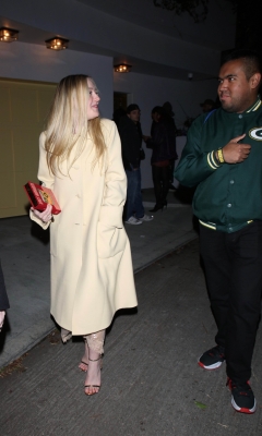 dakotafanningdaily-leavingthehbogoldeglobesafterparty-002.jpg