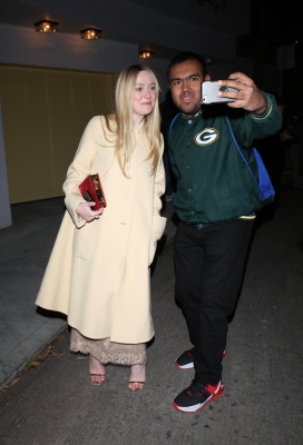 dakotafanningdaily-leavingthehbogoldeglobesafterparty-003.jpg