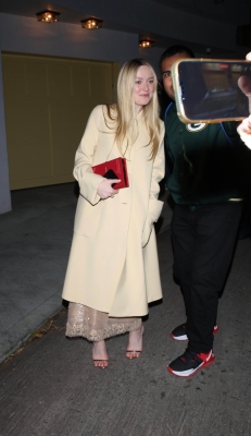 dakotafanningdaily-leavingthehbogoldeglobesafterparty-004.jpg