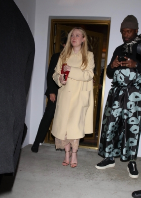 dakotafanningdaily-leavingthehbogoldeglobesafterparty-006.jpg