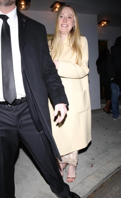 dakotafanningdaily-leavingthehbogoldeglobesafterparty-010.jpg