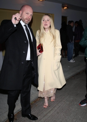 dakotafanningdaily-leavingthehbogoldeglobesafterparty-011.jpg
