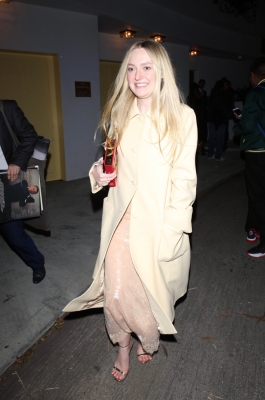 dakotafanningdaily-leavingthehbogoldeglobesafterparty-013.jpg