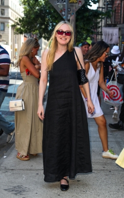 dakotafanningdaily-outinnewyork-007.jpg