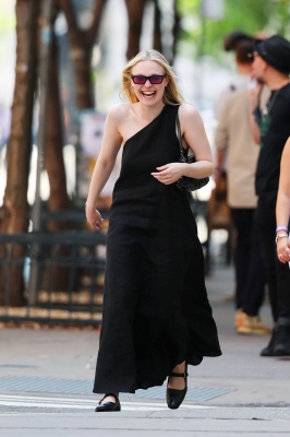 dakotafanningdaily-outinnewyork-012.jpg