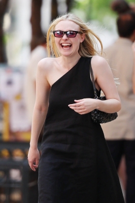 dakotafanningdaily-outinnewyork-017.jpg