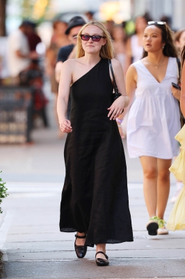 dakotafanningdaily-outinnewyork-024.jpg