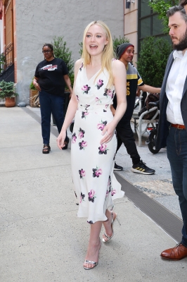 dakotafanningdaily-outinsoho-006.jpg