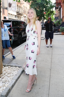 dakotafanningdaily-outinsoho-011.jpg