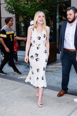 dakotafanningdaily-outinsoho-019.jpg