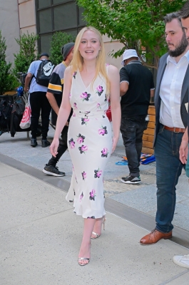 dakotafanningdaily-outinsoho-037.jpg