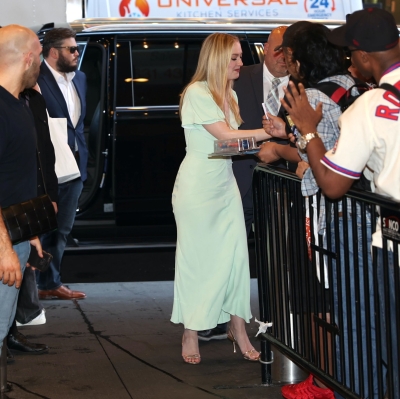dakotafanningdaily-arrivingatthetodayshow-004.jpg