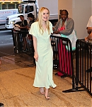 dakotafanningdaily-arrivingatthetodayshow-003.jpg