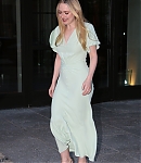 dakotafanningdaily-arrivingatthetodayshow-064.jpg