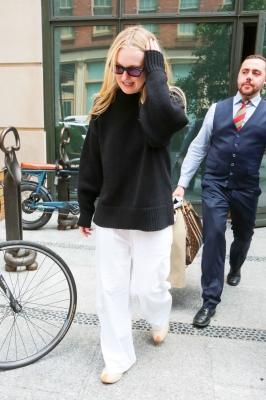 dakotafanningdaily-outinnewyork-001.jpg