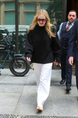 dakotafanningdaily-outinnewyork-002.jpg