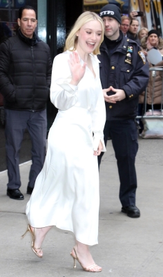 dakotafanningdaily-outsidegmanyc-008.jpg